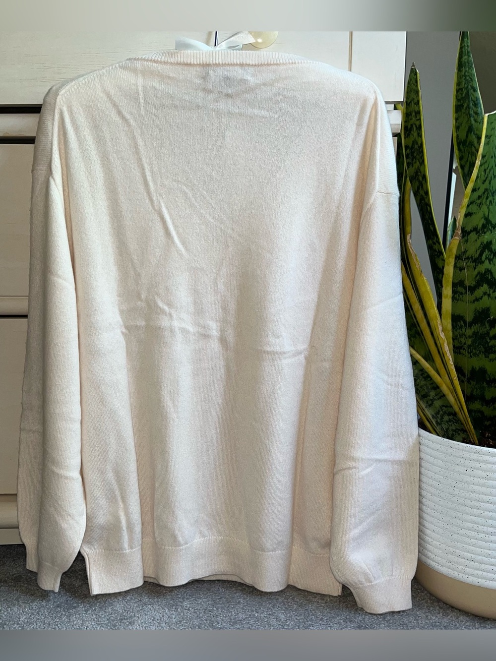 NWT J Crew Cashmere Relaxed V-Neck Sweater M - Picture 4 of 7